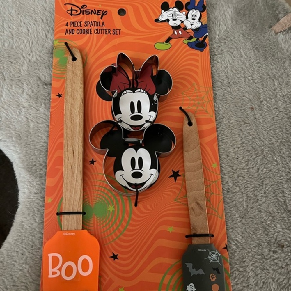 Disney spatula and cookie cutter set